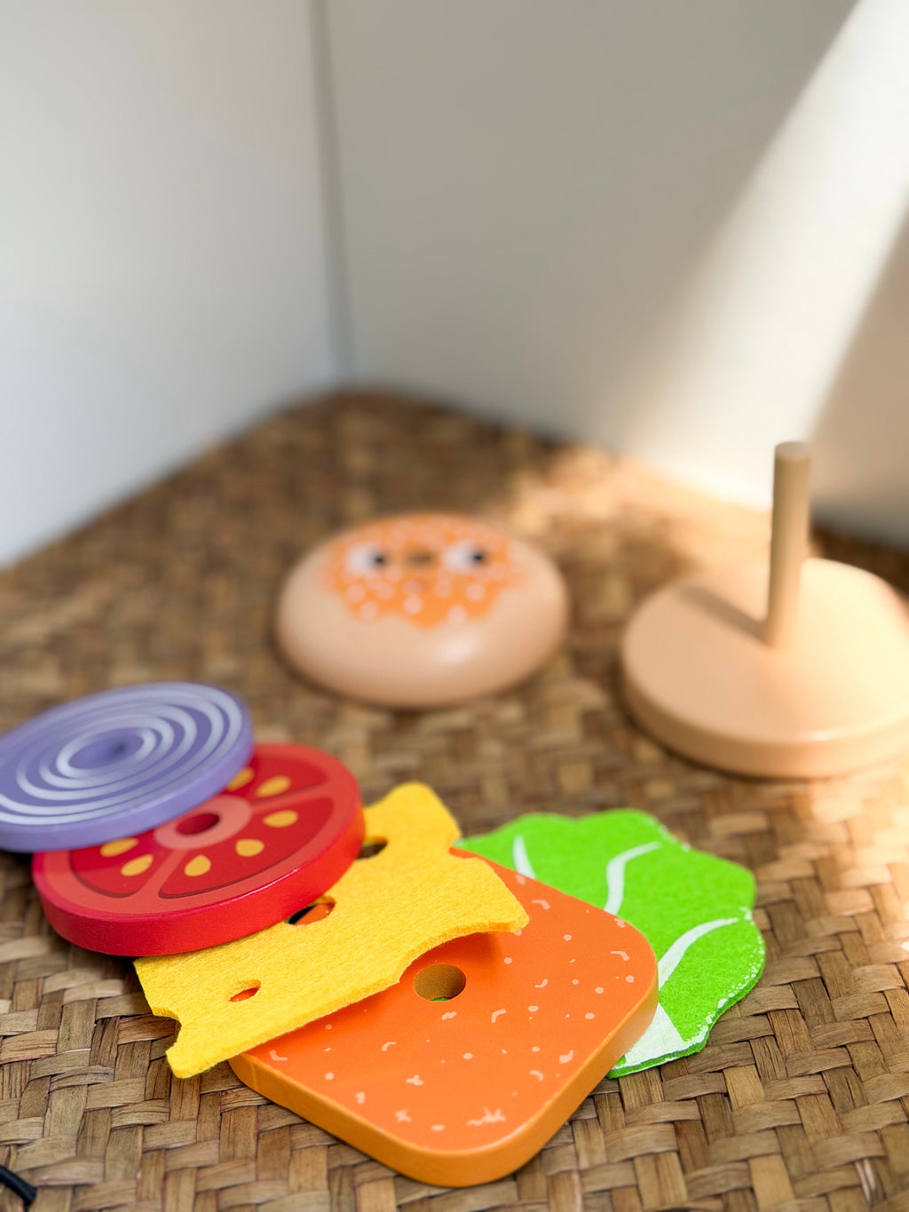 Montessori medinis burgeris su sluoksniuojamomis detalėmis